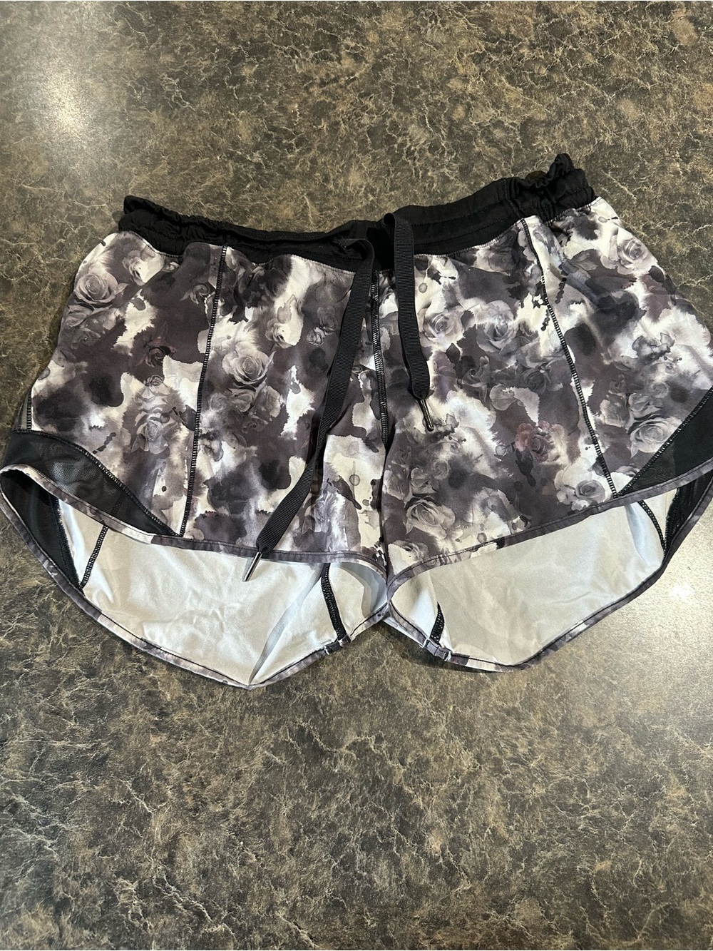 Lululemon Hotty Hot Tie Shorts 2.5”